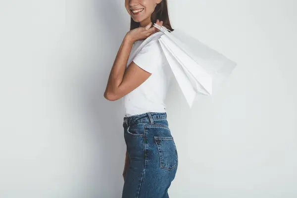 Обрезанное изображение молодой женщины в джинсах и пустой белой футболке — стоковое фото