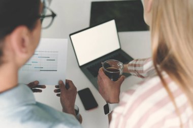 Ailesinin mutfaktaki birkaç iş yerinin dizüstü bilgisayarla görüntülerini sildim.