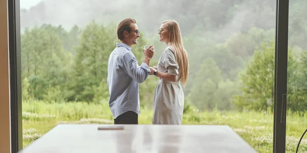 Achteraanzicht van jong familie paar dat koffie drinkt op het terras — Stockfoto