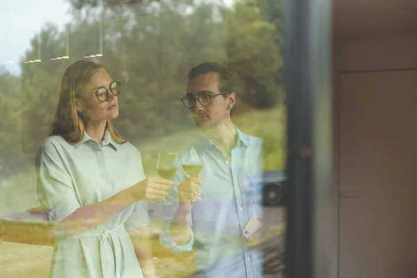 Portret door een glazen raam van een succesvol koppel dat feest viert in de keuken — Stockfoto