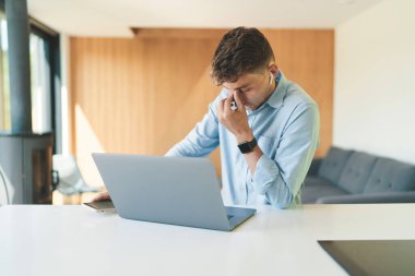İş adamlarının bilgisayarları ve akıllı telefonları ile evde çalışmasının başarısı