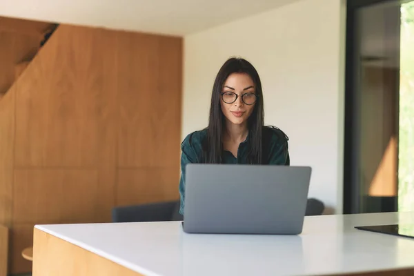 Vooraanzicht van het bedrijfsleven vrouw werken vanuit huis met laptop — Stockfoto