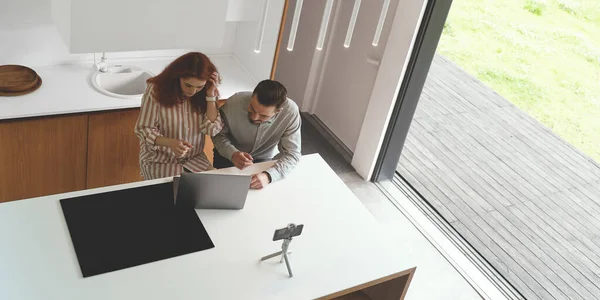 Top weergave van het zakenpaar opnemen van video presentatie op smartphone op statief — Stockfoto