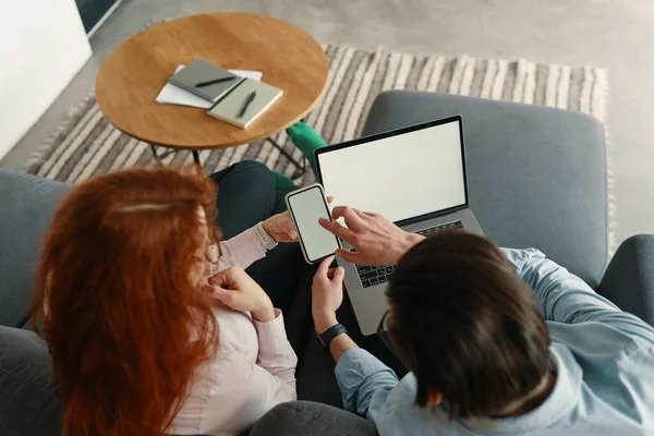 Top weergave van geconcentreerde op het werk zakenman en vrouw werken met computer en smartphone in modern kantoor — Stockfoto