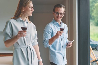 Kırmızı şaraplı ve kutlama yapan başarılı bir çift.