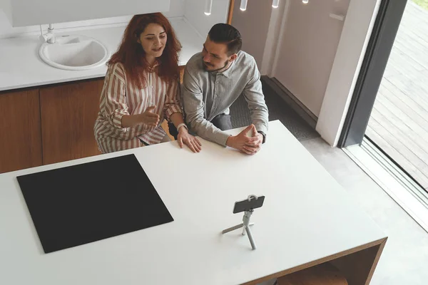 Top weergave van het zakenkoppel opname video cursus bij modern huis — Stockfoto