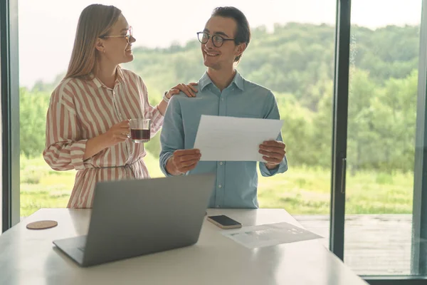 Vooraanzicht van succesvolle paar van het bedrijfsleven op de keuken met laptop en smartphone — Stockfoto