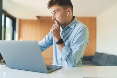 Bilgisayarlı ve akıllı telefonlu başarılı bir iş adamı.