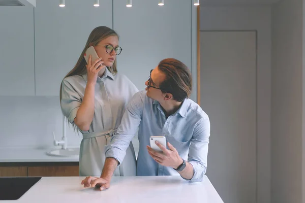 Succesvolle zakenmannen paar werken vanuit huis met smartphones — Stockfoto