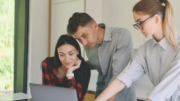 Succesvolle zakenmensen ontmoeten en werken met laptop — Stockfoto