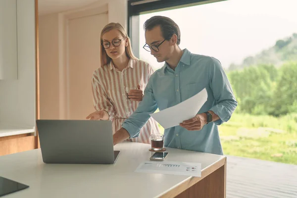 Vooraanzicht van succesvolle paar van het bedrijfsleven op de keuken met laptop en smartphone — Stockfoto