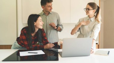 Başarılı iş adamlarının laptopla buluşması ve çalışması ön planda