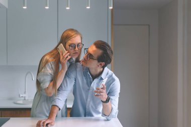 Akıllı telefonlarla evde çalışan başarılı çiftin ön görüntüsü