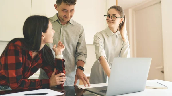 Succesvolle zakenmensen ontmoeten en werken met laptop — Stockfoto