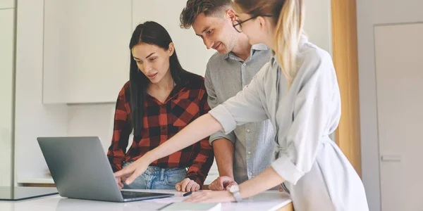 Succesvolle vrouwelijke architect presenteert bouwproject aan de klanten op laptop — Stockfoto