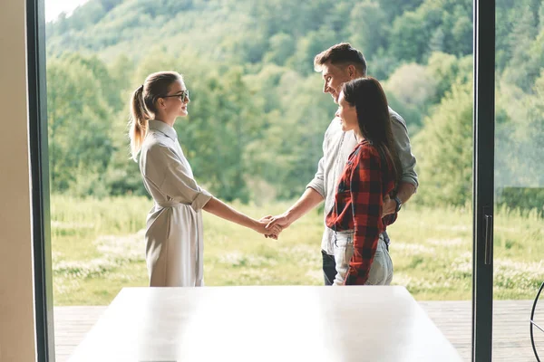 Agente immobiliare di successo fare un accordo e stringe la mano — Foto Stock