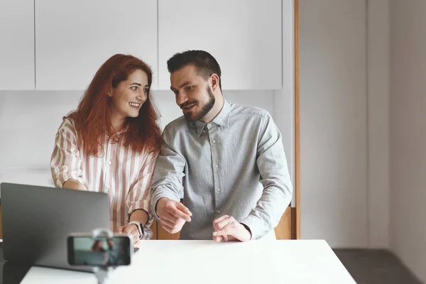 Vooraanzicht van een succesvol koppel dat opnamespreek houdt op smartphone en statief — Stockfoto