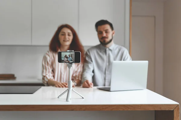 Vooraanzicht van het gezin paar werken met laptop en voeren online leren — Stockfoto