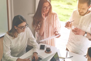 Bilişim kampındaki başarılı programcılar yeteneklerini geliştiriyorlar. 