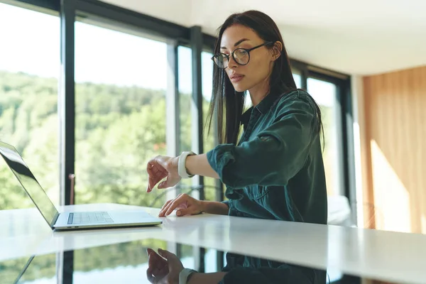 Zijaanzicht van zakenvrouw die thuis met laptop werkt — Stockfoto