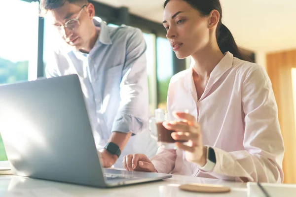 Portret van profeshional managers adviseren de klant bij video communicatie — Stockfoto