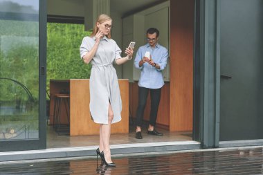 Modern evde akıllı telefonları olan başarılı birkaç milenyum.