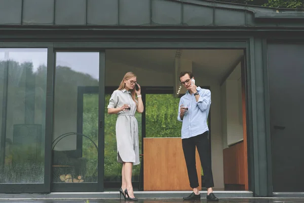 Első nézet a sikeres pár üzleti dolgozik a teraszon okostelefonok — Stock Fotó