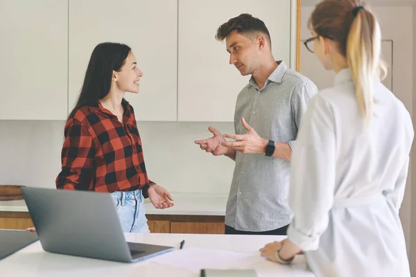 Succesvolle zakenmensen ontmoeten en werken met laptop — Stockfoto