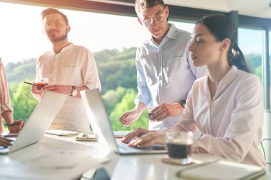 Modern ofis ile iletişim kuran odaklanmış iş adamları