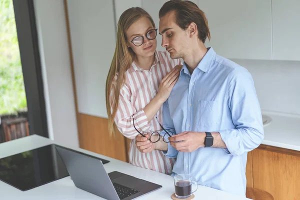 Jong stel staat op de keuken met laptop en werken vanuit huis — Stockfoto