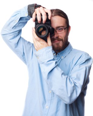 sakallı adam kamera ile fotoğraf çekimi