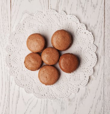 Tahta masadaki badem kurabiyeleri