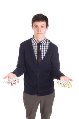 yakışıklı bir adam bir sürü hap holding