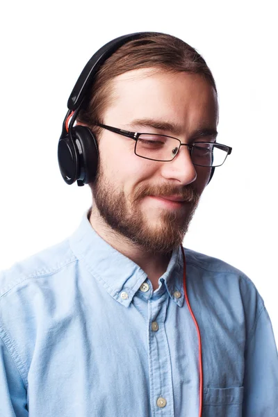 Homem barbudo ouvindo música com fones de ouvido — Fotografia de Stock