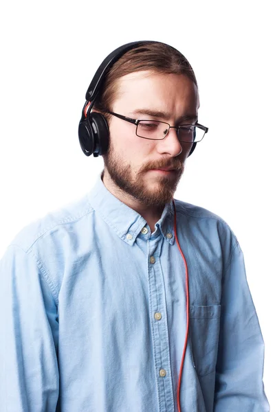 Homem barbudo ouvindo música com fones de ouvido — Fotografia de Stock