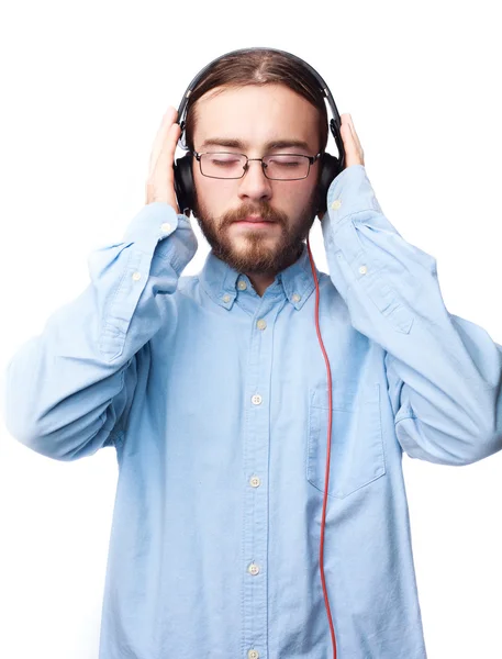 Homem barbudo ouvindo música com fones de ouvido — Fotografia de Stock