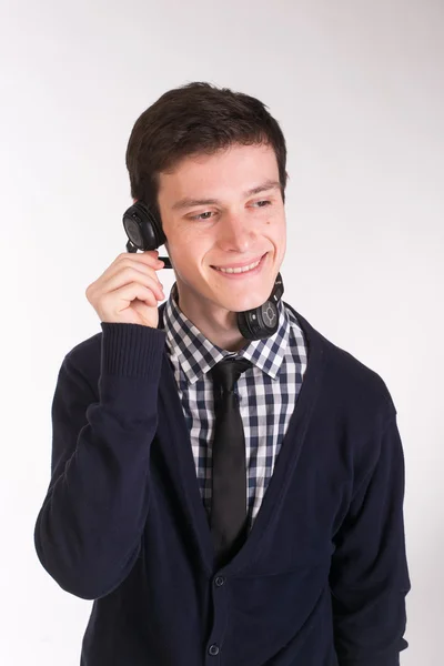 Hombre escuchando música en el estudio — Foto de Stock