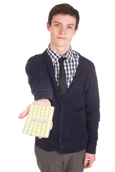 Hombre guapo sosteniendo un paquete de pastillas — Foto de Stock