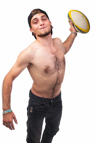Hombre con tatuajes y piercing sosteniendo la pelota —  Fotos de Stock