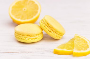 Tahta masadaki badem kurabiyeleri