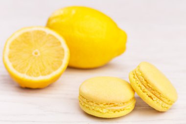 Tahta masadaki badem kurabiyeleri