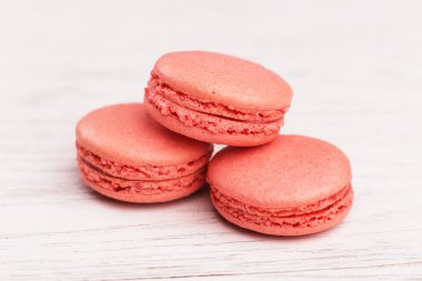 Tahta masadaki badem kurabiyeleri