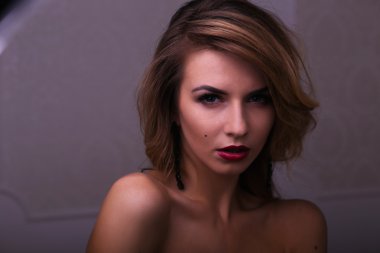 kadın stüdyoda poz