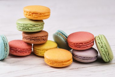 Tahta masadaki badem kurabiyeleri