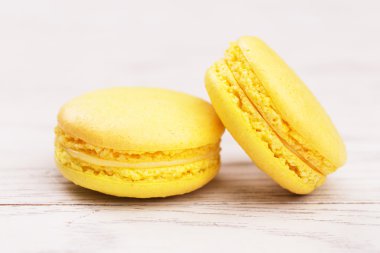 Tahta masadaki badem kurabiyeleri