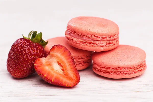 Macaroons and strawberries — Stock Photo, Image