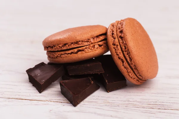 Macaroons and chocolate — Stock Photo, Image