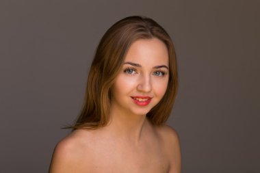 genç ve güzel kız gülümseyerek