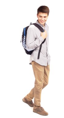 Sırt çantalı genç adam.