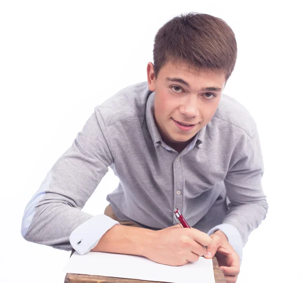 Jeune homme écrivant sur papier — Photo